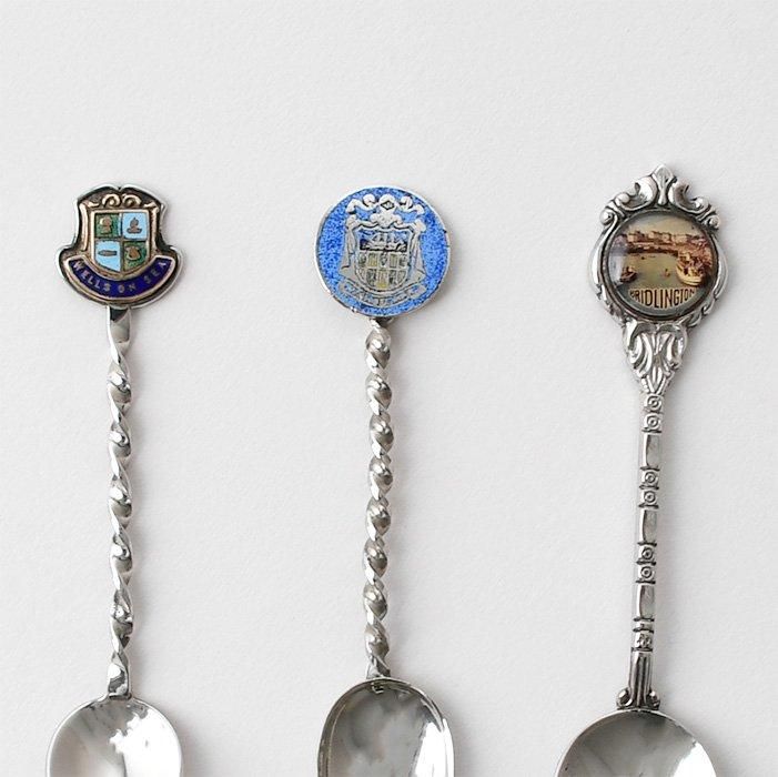 旅行先で買い集めたスーベニアスプーン12本セット 木製ラック付き