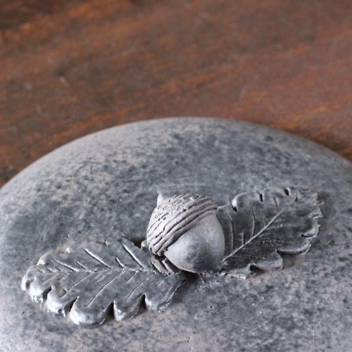 石渡磨美 どんぐり6号土鍋 黒錆 - 作家ものの器と生活雑貨 on-la-cru