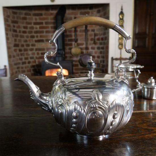 超レア！150年の時を超えて輝く ヴィクトリア朝のスタンド付きケトル