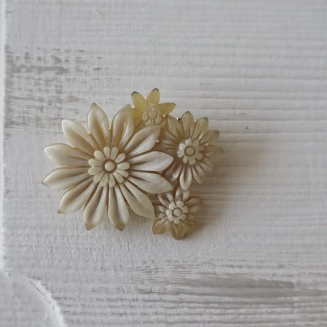 BISOU* 手をつないで 水牛 ブローチ ハンドメイド作家 | aoi door