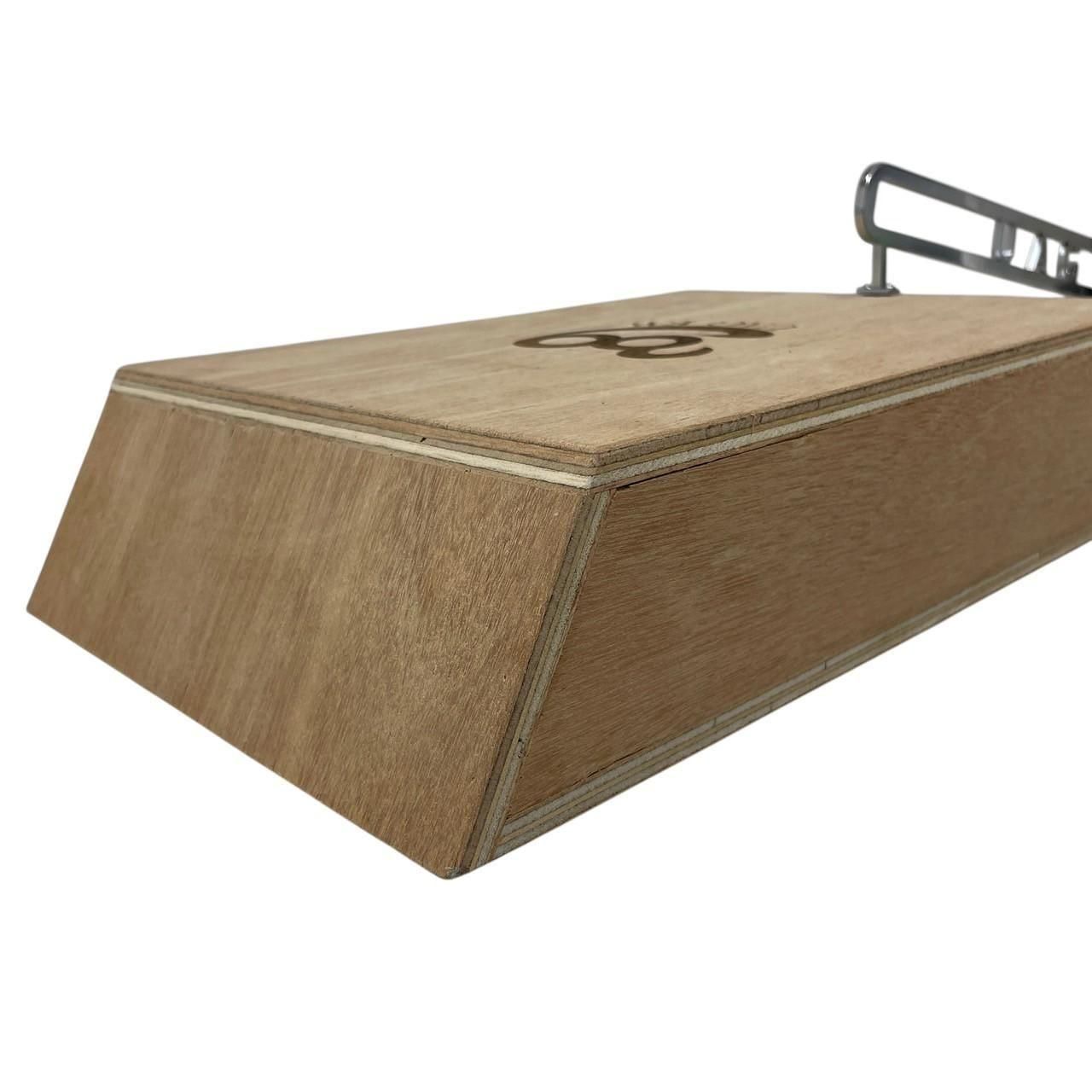 UAG SECTION】ウォーリーステアレール - UAG F.B ｜指スケで世界中の指