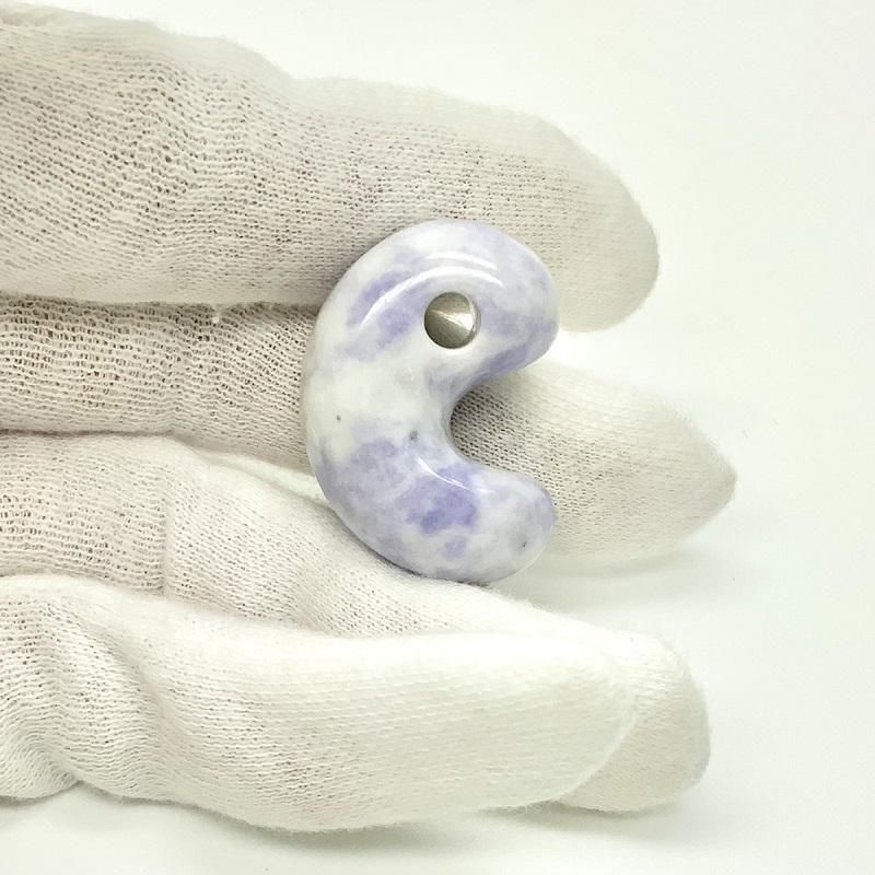 糸魚川産ラベンダー翡翠(海中産)勾玉 】 まがたま 薄紫色 - めのうの店