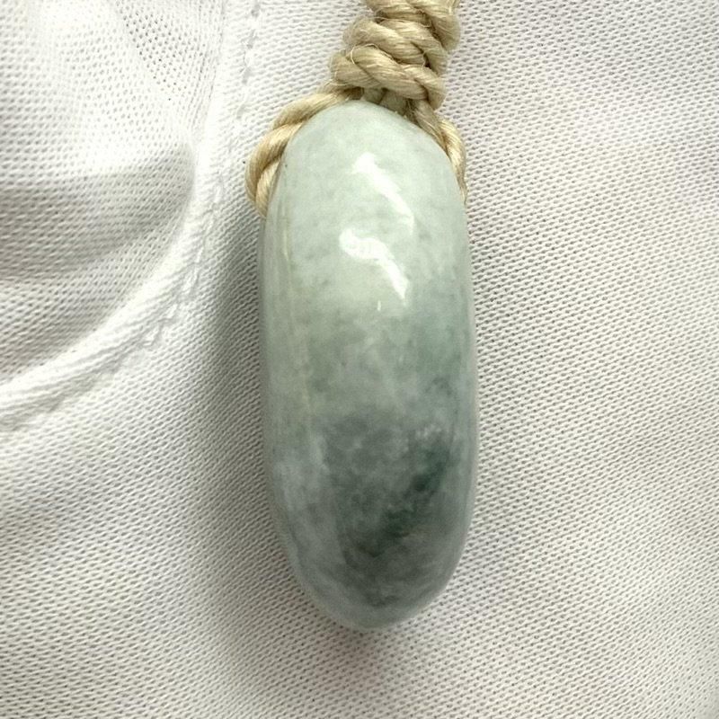 糸魚川翡翠 勾玉 大麻紐ペンダント 】 国産 天然石 糸魚川翡翠 ひすい