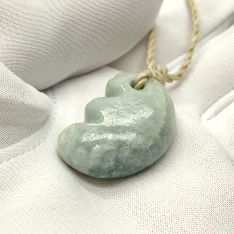 糸魚川翡翠 勾玉 大麻紐ペンダント 】 国産 天然石 糸魚川翡翠 ひすい