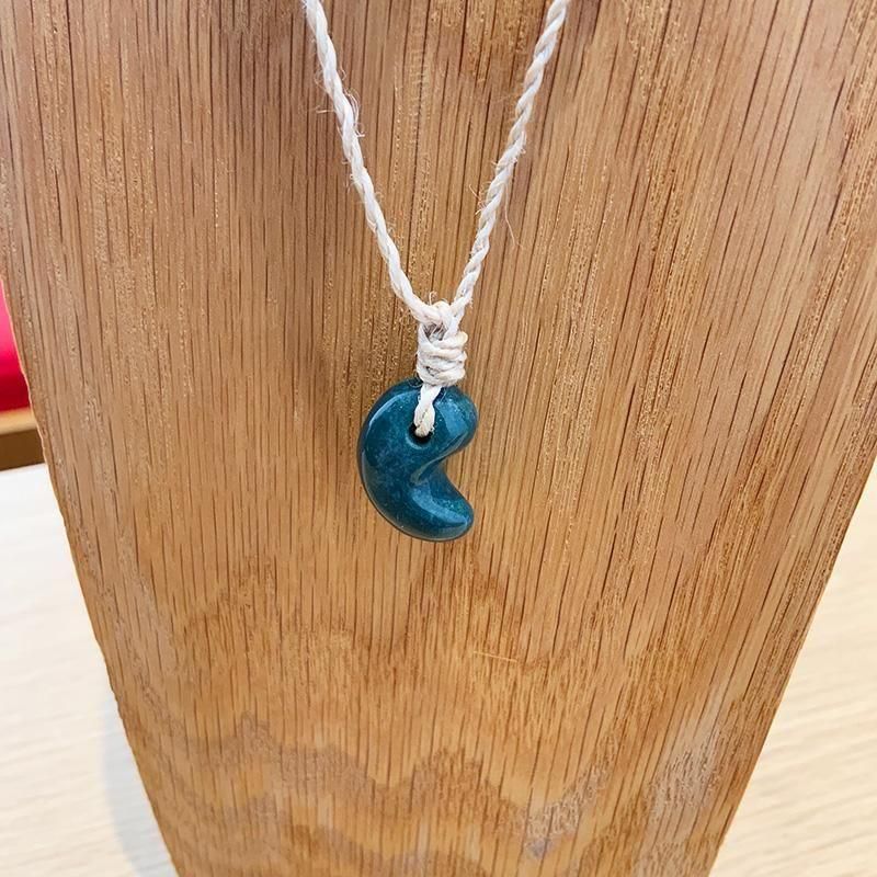 出雲石/碧玉 勾玉 巴型(小) 大麻紐ペンダント 】 | めのうの店川島