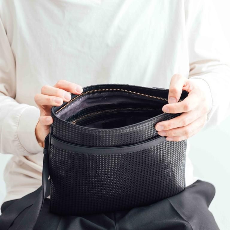 隼人 H-12ショルダーバッグ［黒地×黒漆］：印傳屋公式オンライン