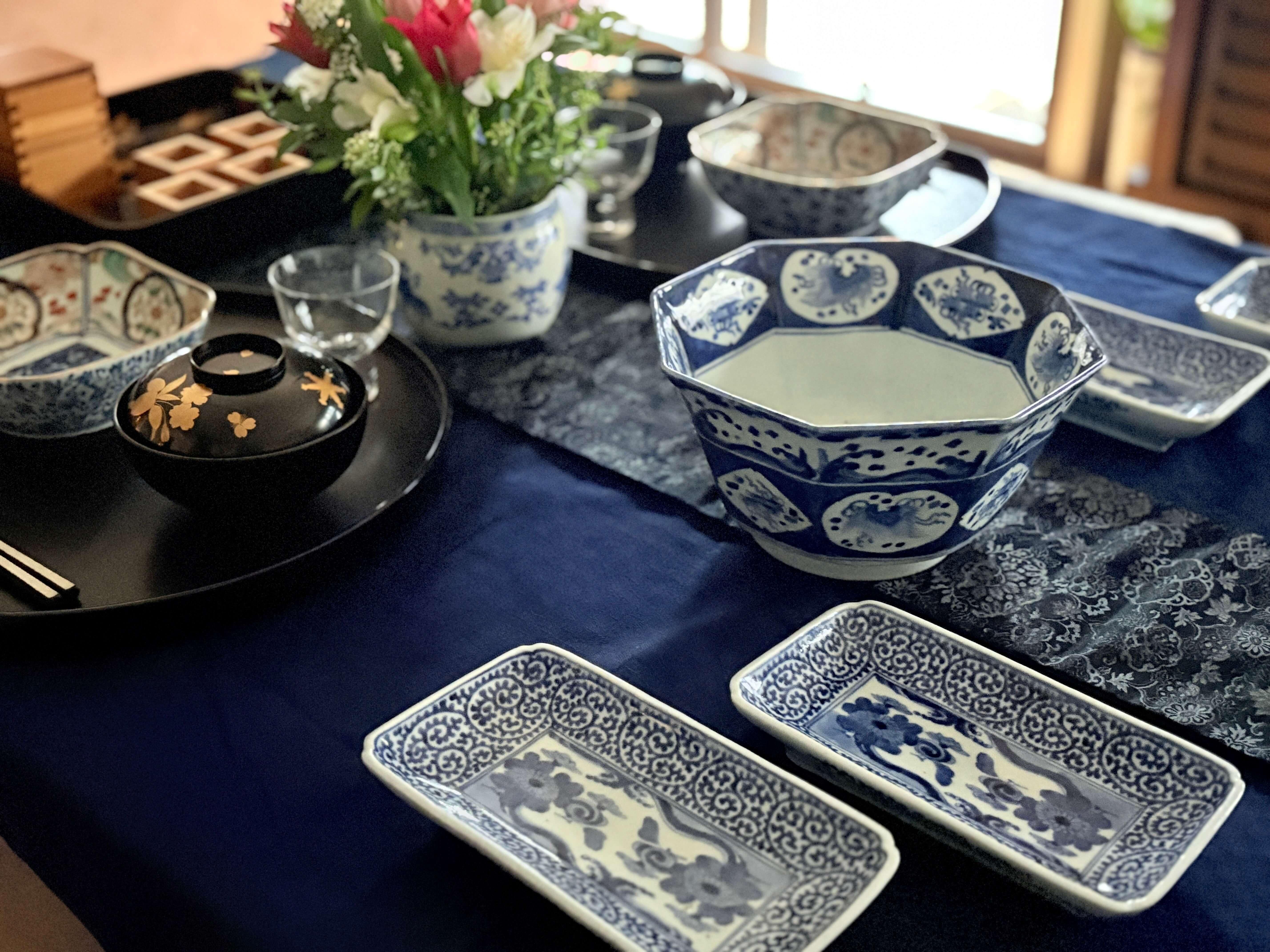 美しい古美術◾️蔵から美しい花がかたどられた大皿が出てかきました