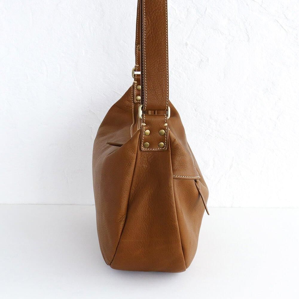 本牛革斜め掛けレザーショルダーバッグ banana キャメル | アジアの手