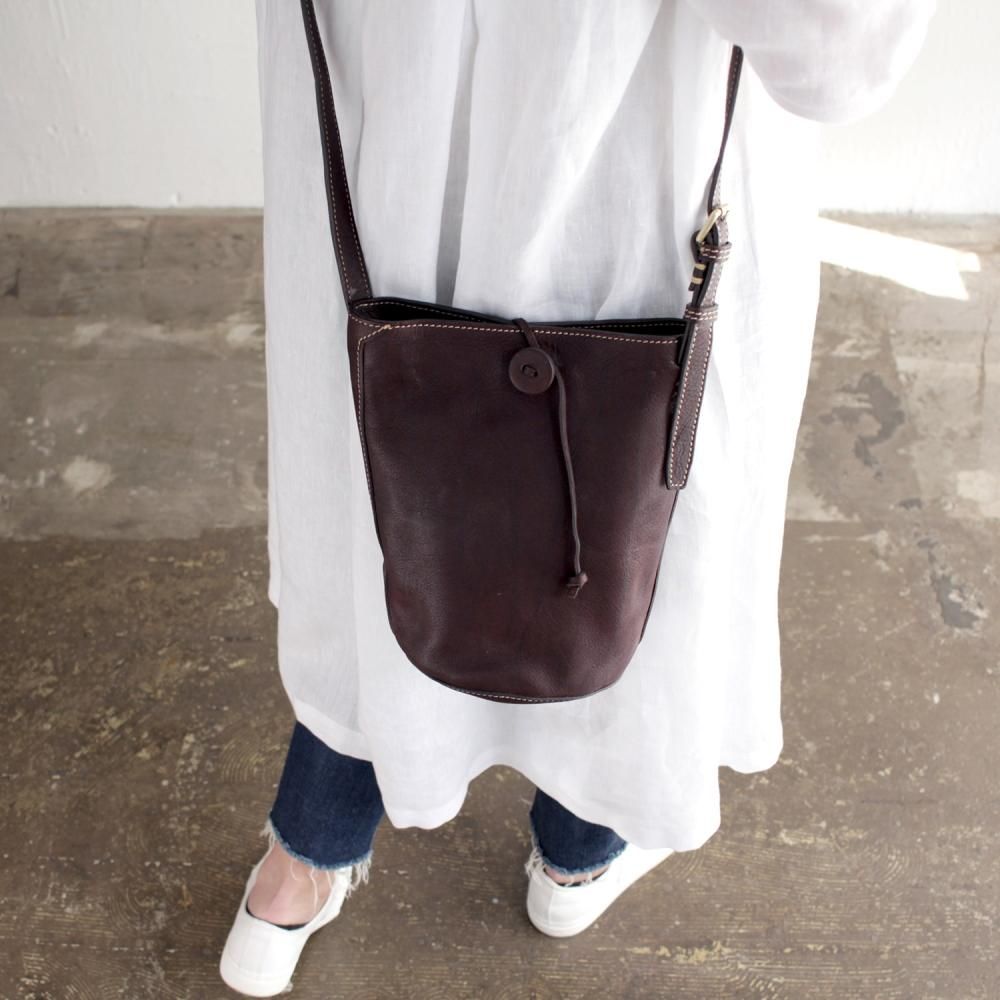 本牛革斜め掛けレザーショルダーバッグ hana ダークブラウン | アジア