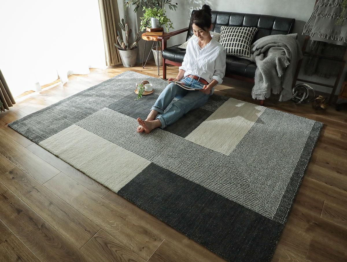 同系色のパイルで優しくデザインした防炎機能付きウィルトンラグ