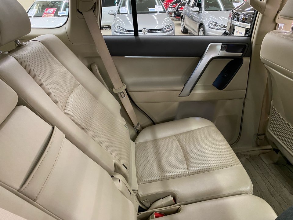 ランドクルーザープラド(2019)の後部座席 角度34°（150系