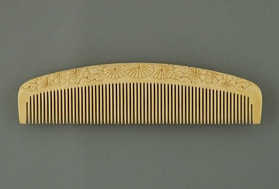 彫解櫛5寸5分（菊） さつまつげ - つげ櫛工房 辻忠商店 オンライン