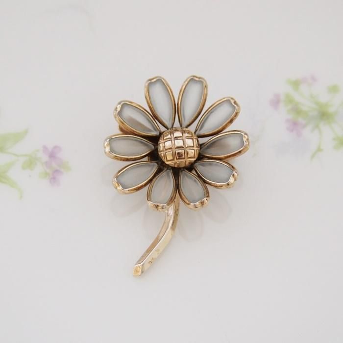 Trifari トリファリ ゴールドトーン ホワイト フロストガラス デイジー