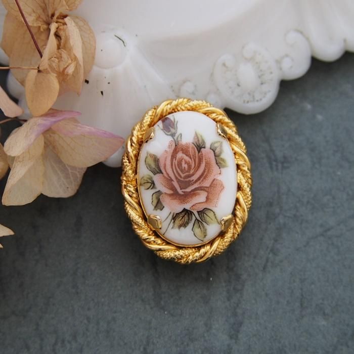 ヴィンテージガラス ローズ オーバル ゴールドトーンフレーム ブローチ