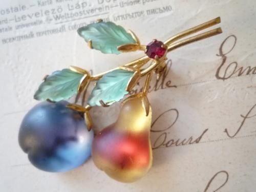 AUSTRIA オーストリア 洋梨と青いチェリーのブローチ フルーツ