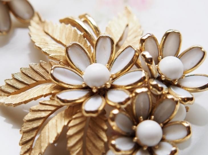 Trifari トリファリ ゴールドトーン ミルクガラスのデイジーのブローチ