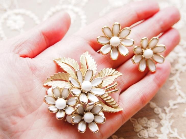 Trifari トリファリ ゴールドトーン ミルクガラスのデイジーのブローチ