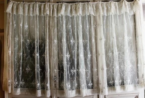 フランス製の美しいチュールレースカーテン、ナチュラルアイボリーの