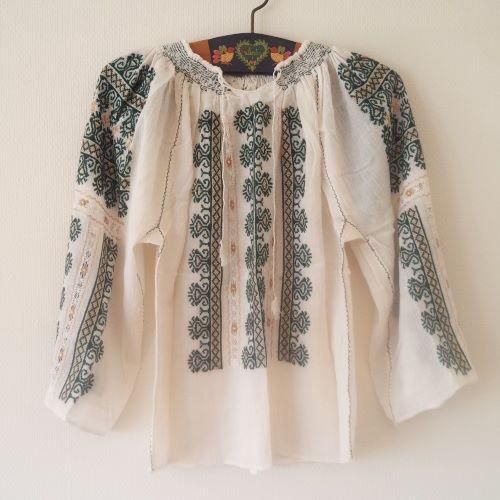 ルーマニア刺繍ブラウス