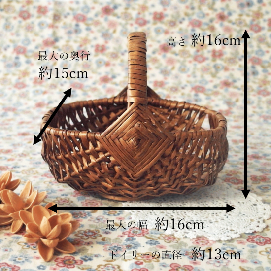 アンティーク ドールパニエ | 人形用の小さなバスケットとドイリーの