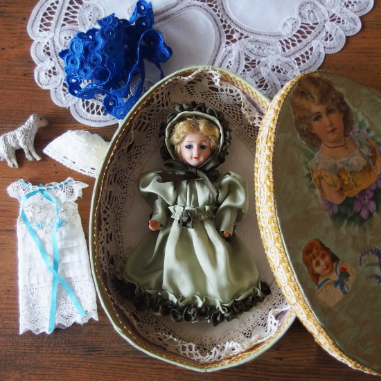 アンティーク ビスクドール | フランス イースターエッグの箱に入った