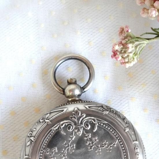 アンティーク パウダーケース | 小さな薔薇と蔦模様のパウダーケース