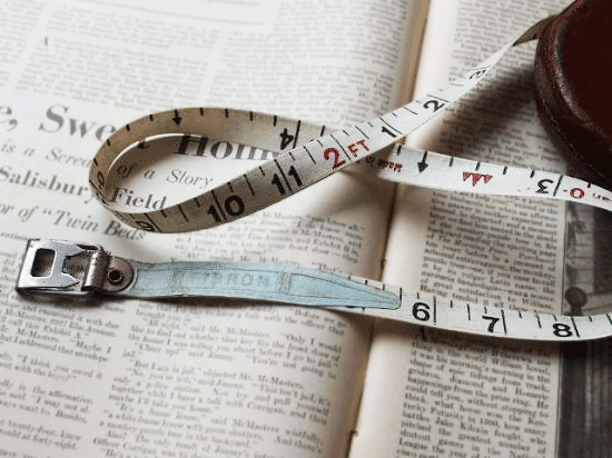 イギリス製アンティークの巻き尺（メジャー）