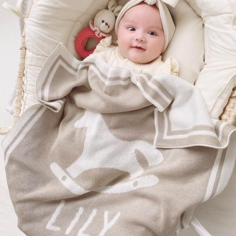 出産祝いに人気の名入れブランケット・木馬(60x80cm) | ルルブランシェ