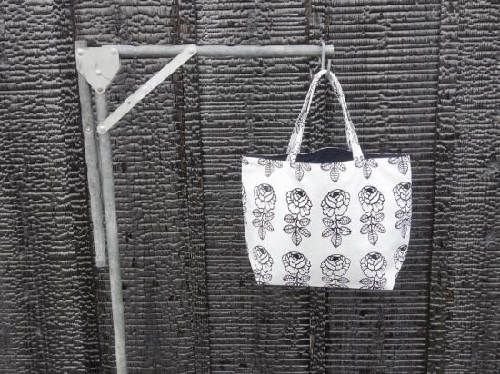 marimekko “VIHKIRUUSU”（白×黒）ハンドメイドトートバッグ - ENN