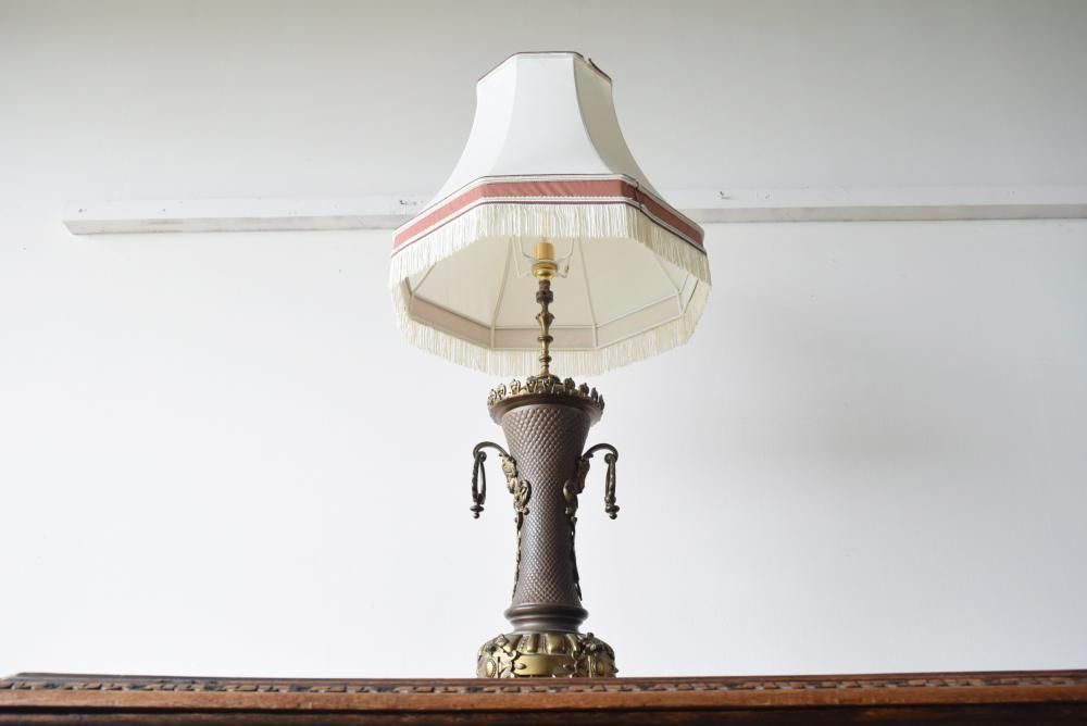 フランス製1920年代 真鍮製スタンドランプ｜重厚な一灯式シェード付き