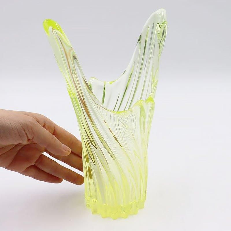 大正ロマン溢れるアンティーク花瓶 ウランガラス製