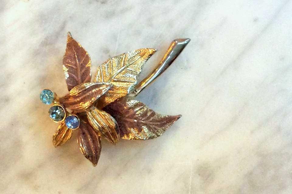 英国製60年代ヴィンテージブローチ ブルー石装飾