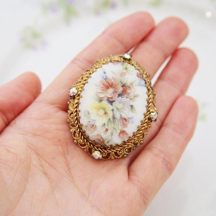 アンティークゴールドのフラワーカメオブローチ存在感あり