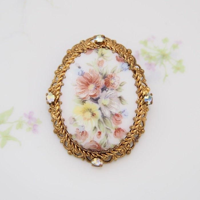 アンティークゴールドのフラワーカメオブローチ存在感あり