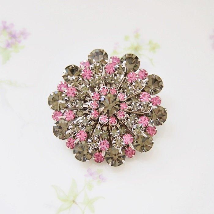 繊細な銀製ブローチ ピンク＆グレーラインストーン