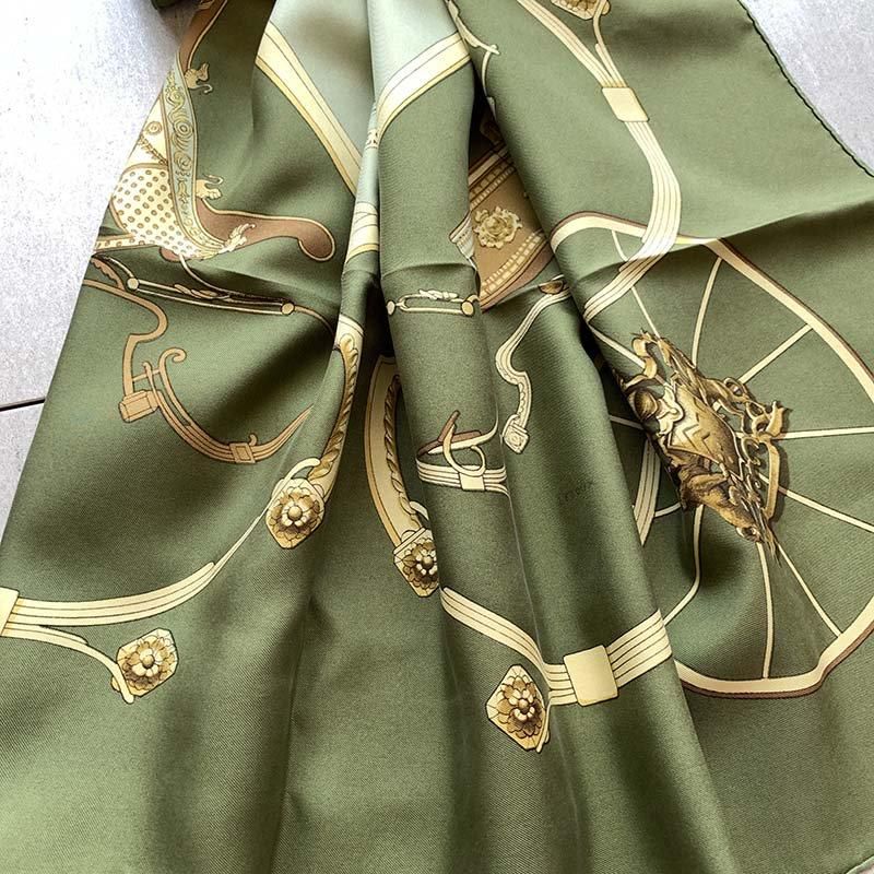 エルメスのエレガントな馬車モチーフシルクスカーフ