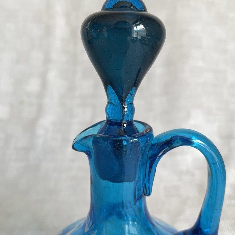 白花エナメル蓋付き ブルーガラス瓶 水差し美しい花モチーフ