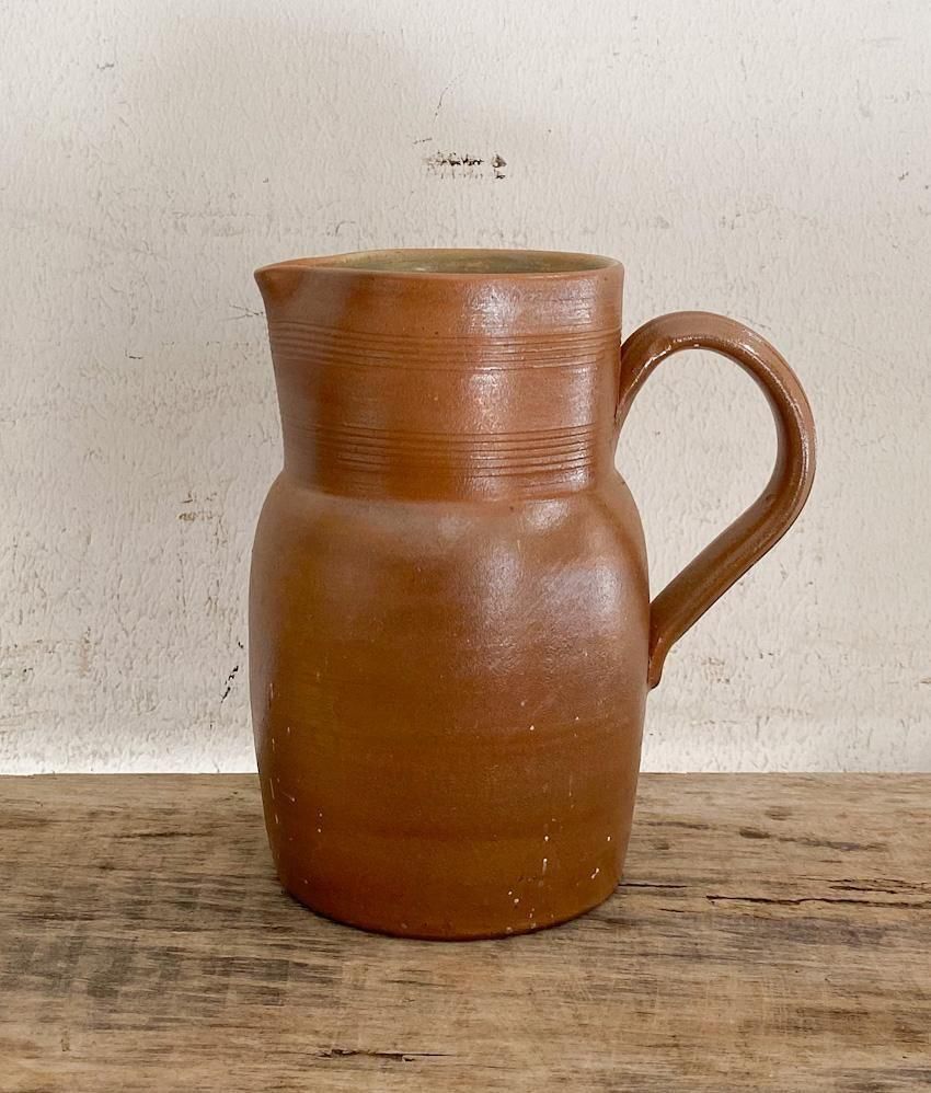 フランス製アンティーク陶器ピッチャーの存在感