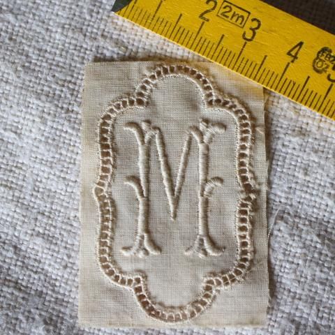 フランス製アンティーク、イニシャル刺繍の素朴な布製品