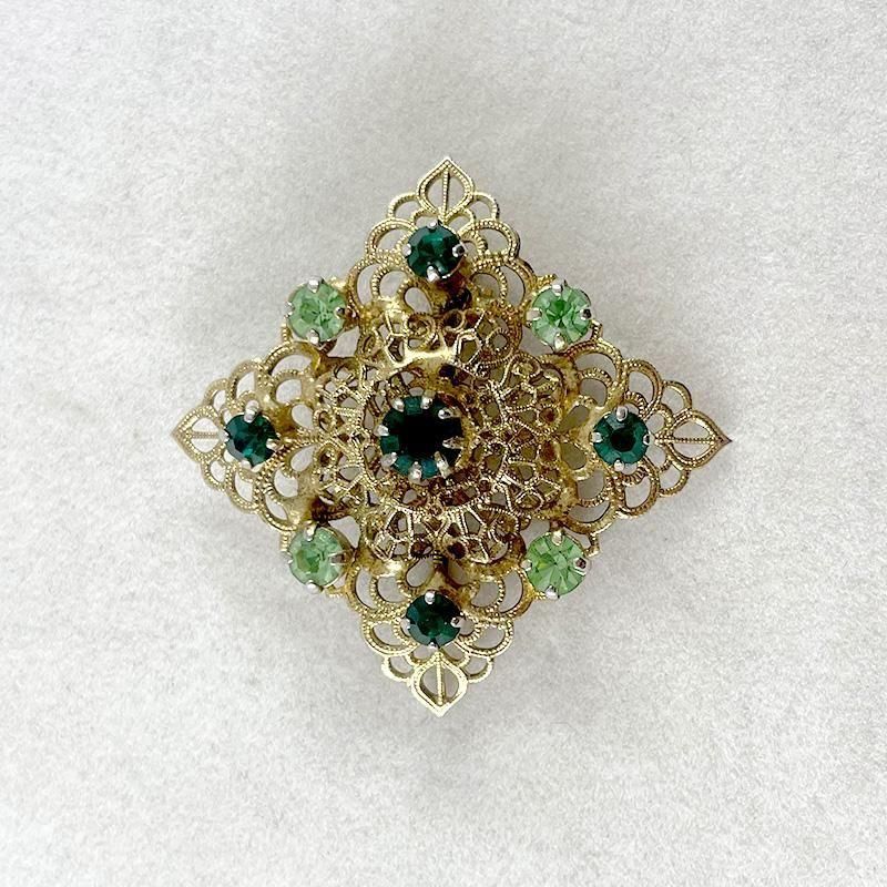 ヴィンテージ透かし細工の若草色ガラスブローチ