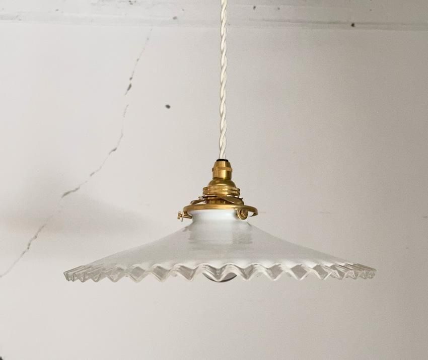 フランス製ミルクガラスフリルランプシェード