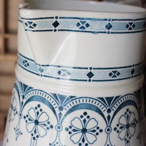 フランス製アンティーク洗面用ジャグの存在感