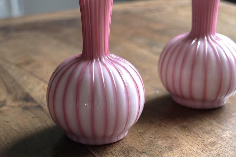 フランス製アンティーク花瓶 ピンクオパリンガラス使用