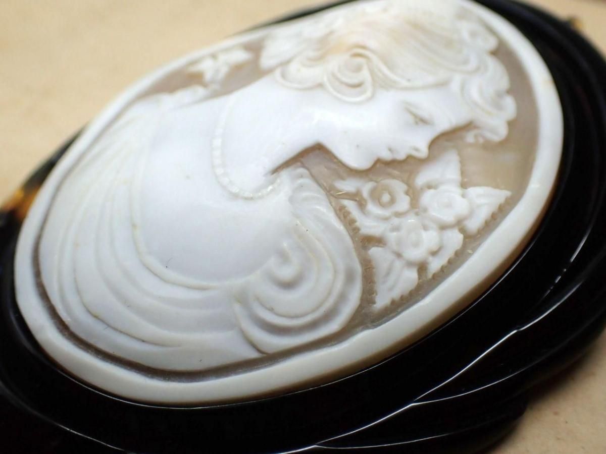 本べっ甲とシェルカメオの大きな手彫りブローチ兼ペンダント