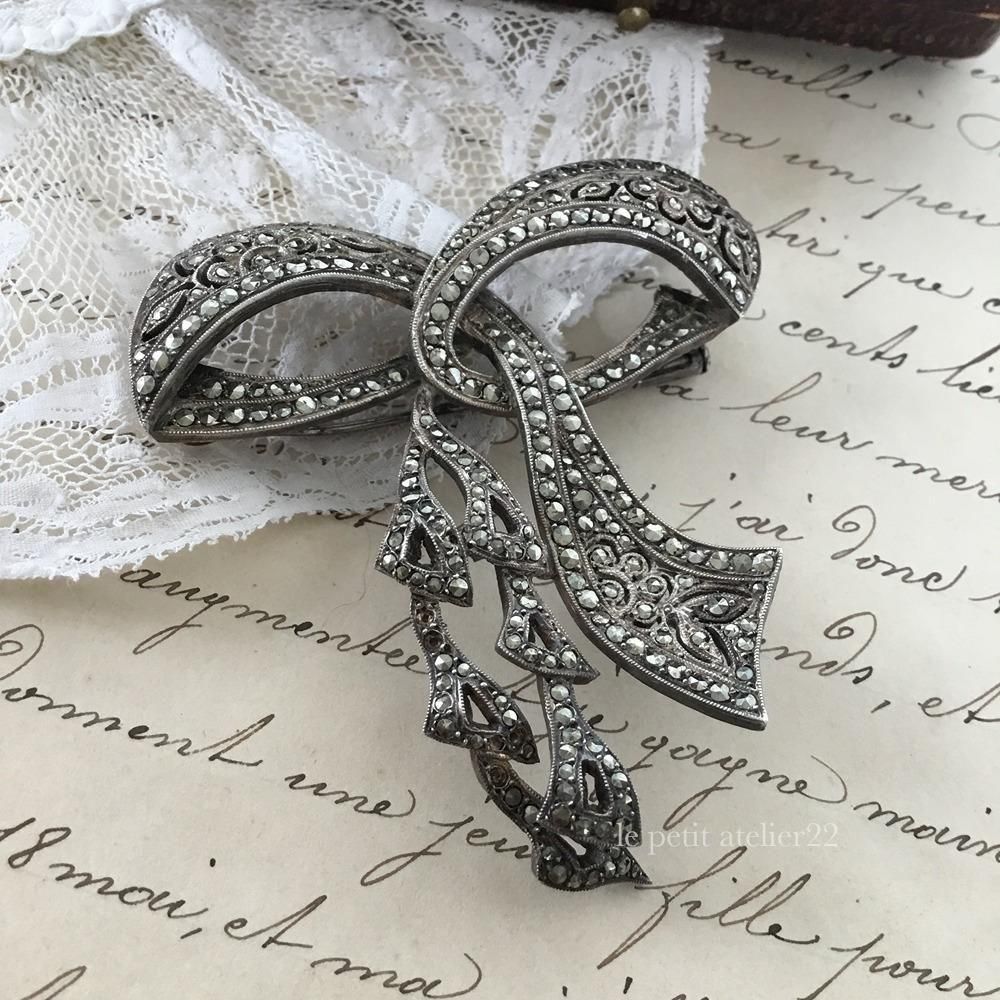 フランス アンティーク シルバー ブローチ リボン マルカジット マーカ