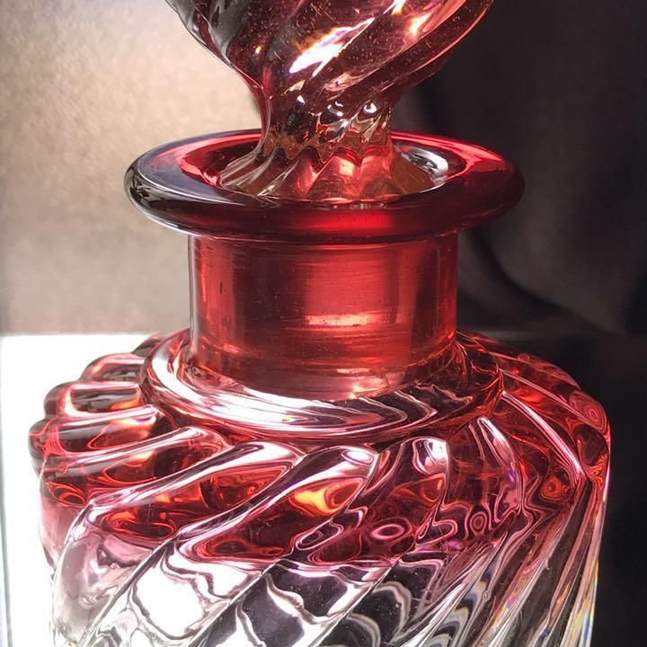 アンティークバカラ香水瓶 赤色グラデーションの優雅な特大サイズ