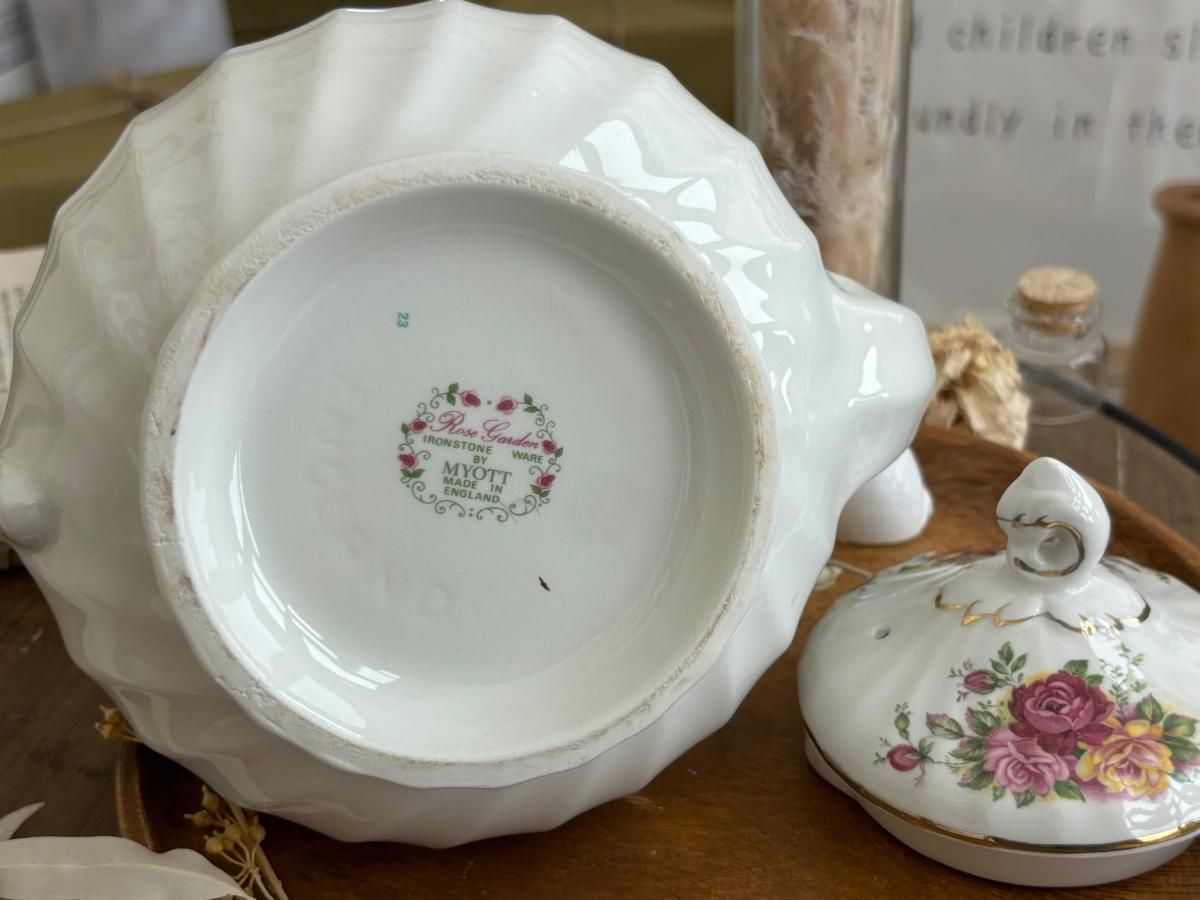 繊細なミヨット製ローズガーデンティーポット