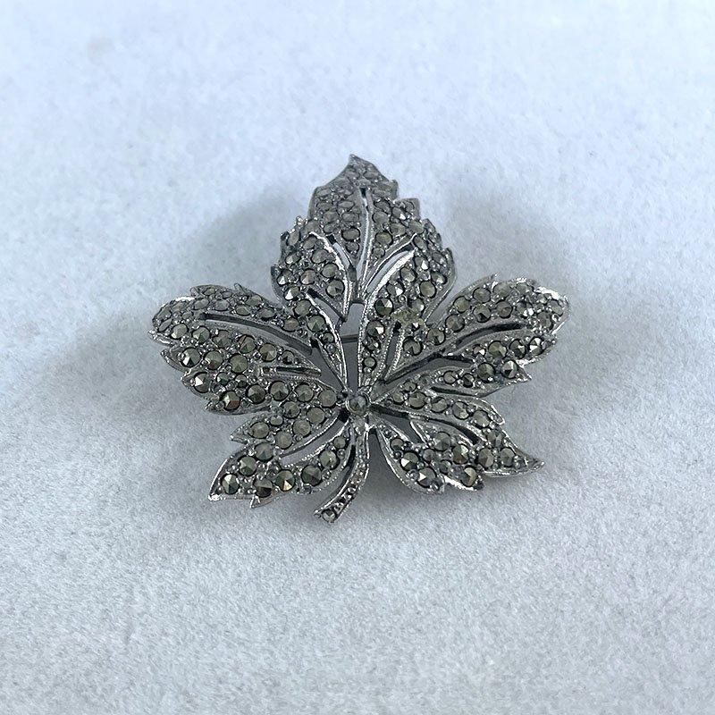 楓葉のブローチ、マーカサイト葉脈 自然な美しさ