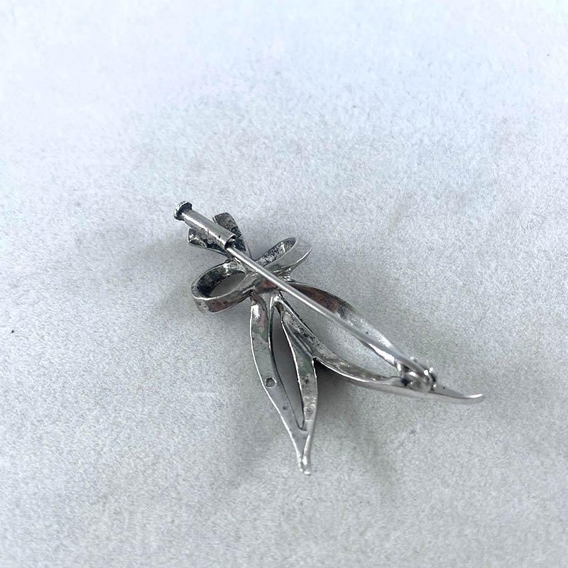 アンティーク調のシルバーブローチ リボンモチーフ