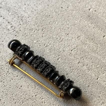 Victorian Mourning Jewelry Whitby Jet Brooch（ヴィクトリアン